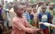 Enfant souriant entrain d'ouvrir le robinet à l'Ecofo Nyarunazi